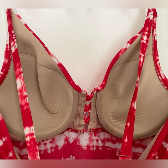 CACIQUE TANKINI. LIKE NEW! RED AND WHITE TIE DYE SWIMSUIT TOP WITH BUILT IN BRA. - Picture 10 of 16